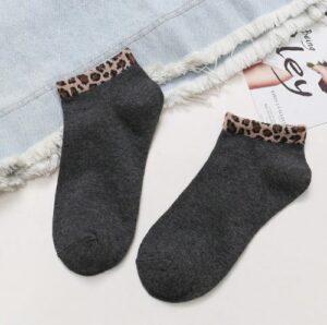 Korte sokken met leopard print 4 varianten donkergrijs