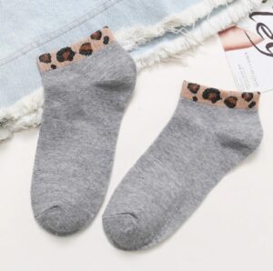 Korte sokken met leopard print 4 varianten lichtgrijs
